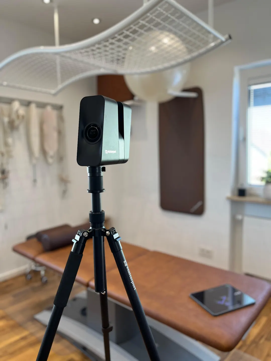 360°-Kamera auf einem Stativ in einem Betrieb